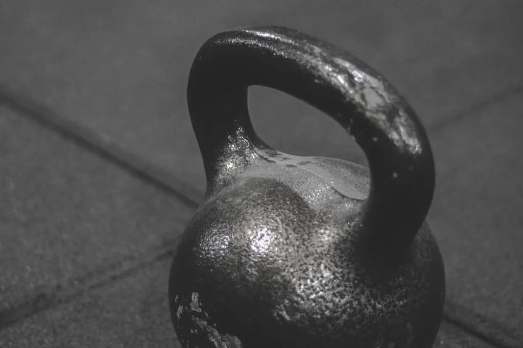 Öntöttvas kettlebell közelről, a stúdió gumipadlóján